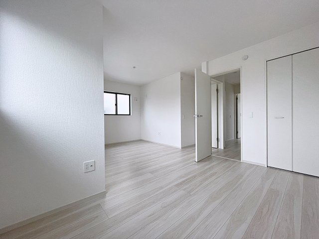 新築戸建・新築建売　郡山市七ツ池町1期　橘小・第三中の洋室|北側の窓から一定した柔らかい光が入り、PC作業や読書などにも最適なお部屋です！