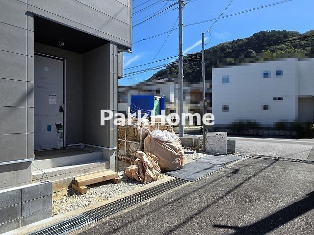 高知市介良　新築戸建ての前面道路含む現地写真