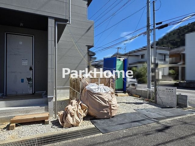 高知市介良　新築戸建ての駐車場|2026.10月：建築中…西側4メートルの道路に面しておりお車の出入りや見通しも良好です。