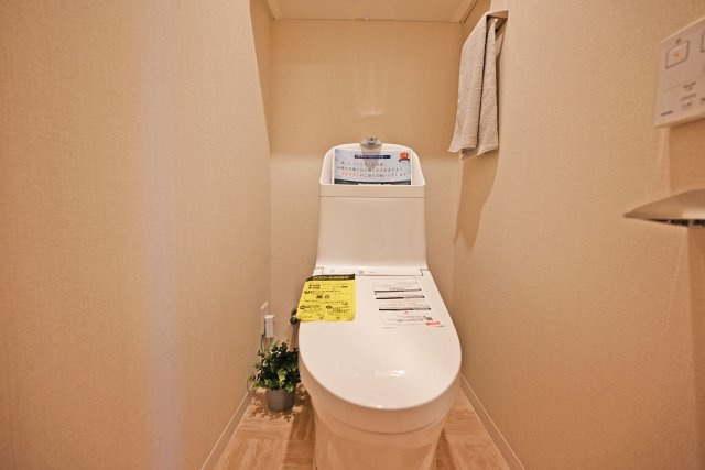 摂津スカイハイツのトイレ|新調済みのトイレでウォシュレット機能が付いており、清潔で心地よくご利用いただけます。