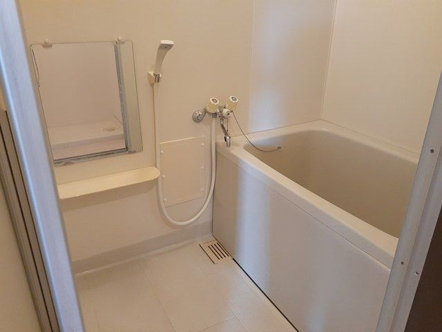 厚木市上依知のアパートの浴室