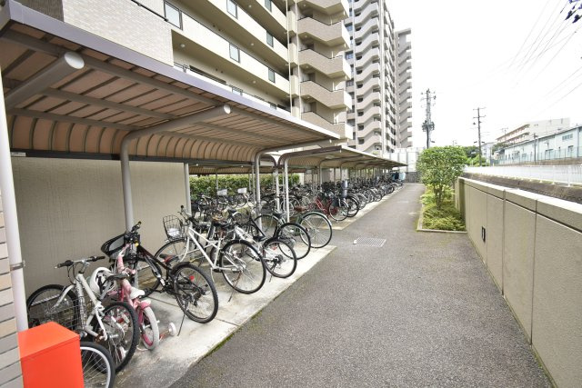 サーパス幸町の駐輪場