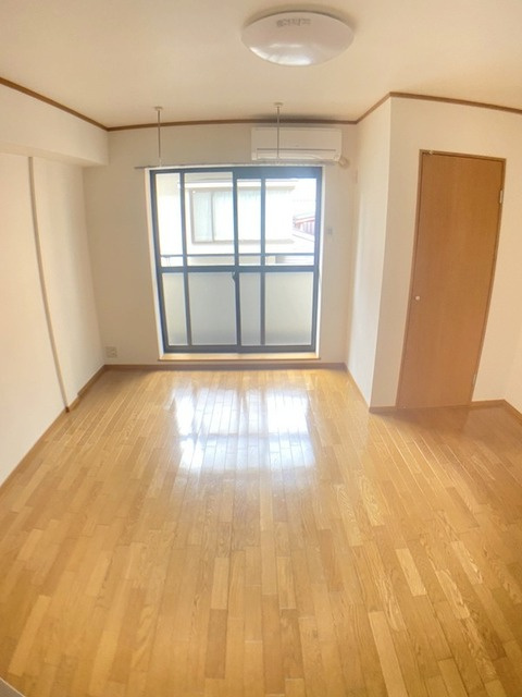 マ・メゾン　ボヌールの居間・リビング|★８帖の明るいお部屋です★