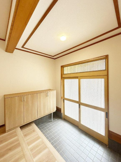 【玄関】 | 土浦市中　中古戸建 | 玄関が広いので親子で並んで仲良く靴が履けますね(^^)/