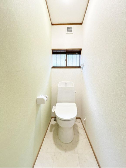 【トイレ】 | 土浦市中　中古戸建 | 小窓が付いているので、トイレも明るい空間になっております♪