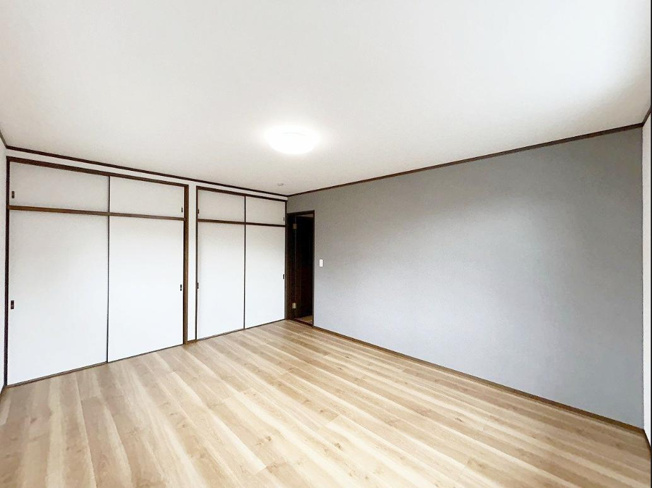【寝室】 | 土浦市中　中古戸建 | 広めの主寝室は、ベッドの他にもパソコンデスクやドレッサーなども置けちゃいます(*^-^*)