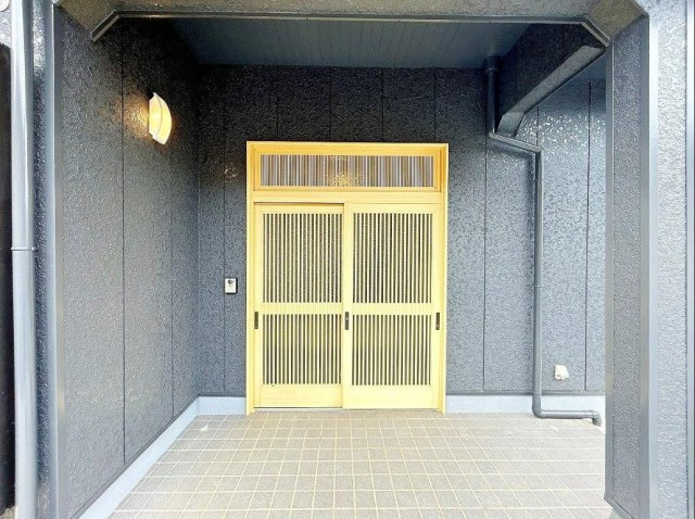 【玄関】 | 土浦市中　中古戸建 | 雨の日も安心の広々玄関ポーチ。