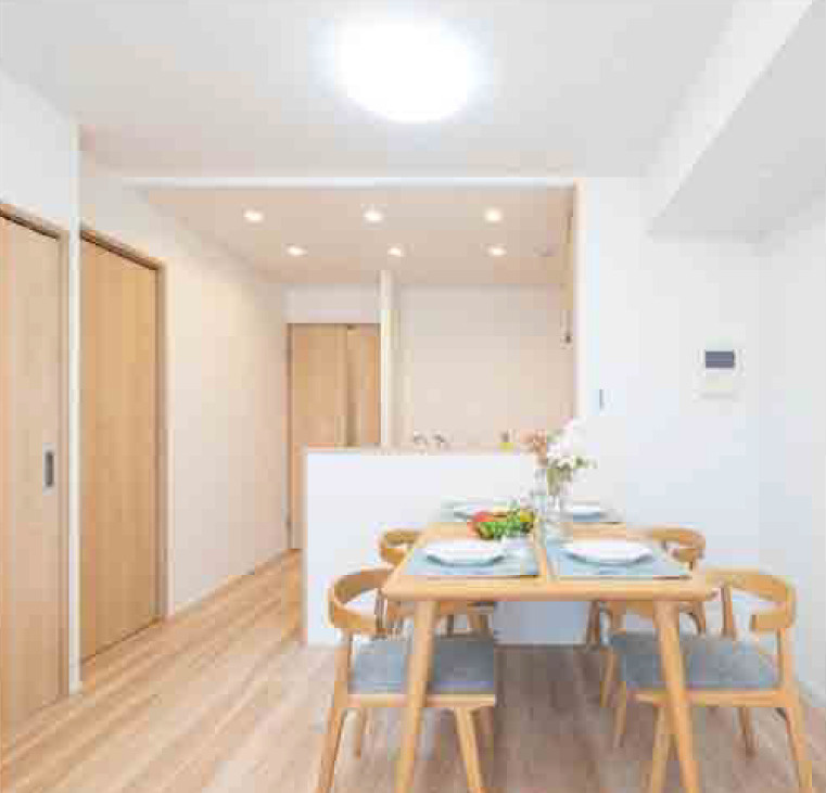 ライオンズマンション春日部豊春の居間・リビング|【3LDK：専有面積71.55㎡・LDK：15帖】全居室窓付き＆全居室収納クローゼット付き！
こちらのLDKは南東向きバルコニーに面しており、自然光が入り込むお部屋です。