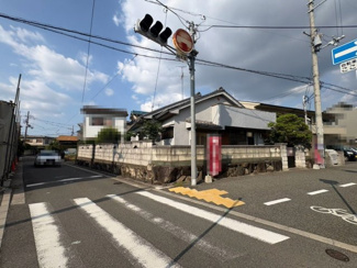 【前面道路含む現地写真】 | 上野芝町４丁　売土地 | 南側間口約１０．７ｍ！西側間口約１５．３ｍ！開放感のある住まいになりますね！