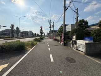 【前面道路含む現地写真】 | 上野芝町４丁　売土地 | 前面道路は府道です！広々道路で車の出し入れ運転もしやすいですね！