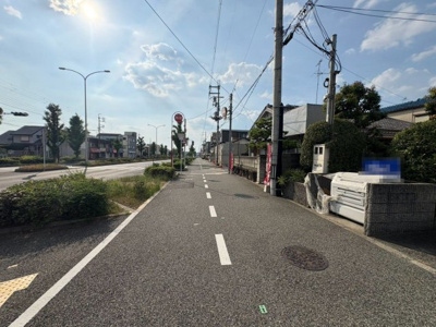 【前面道路含む現地写真】 | 上野芝町４丁　売土地 | 前面道路は府道です！広々道路で車の出し入れ運転もしやすいですね！