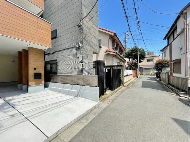 杉並区堀ノ内2丁目の前面道路含む現地写真|堀ノ内2丁目の落ち着いた住宅地です
商業地域も近く毎日のお買い物も快適です
教育施設も近く子育てしやすい住環境