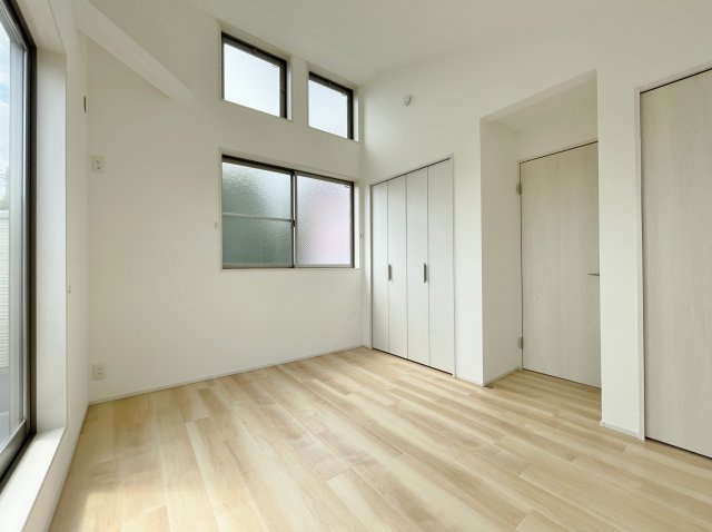 杉並区堀ノ内2丁目の洋室|3階6帖洋室は多面開口+勾配天井の開放感あふれる空間です
大きな掃き出し窓からバルコニーに動線がつながります