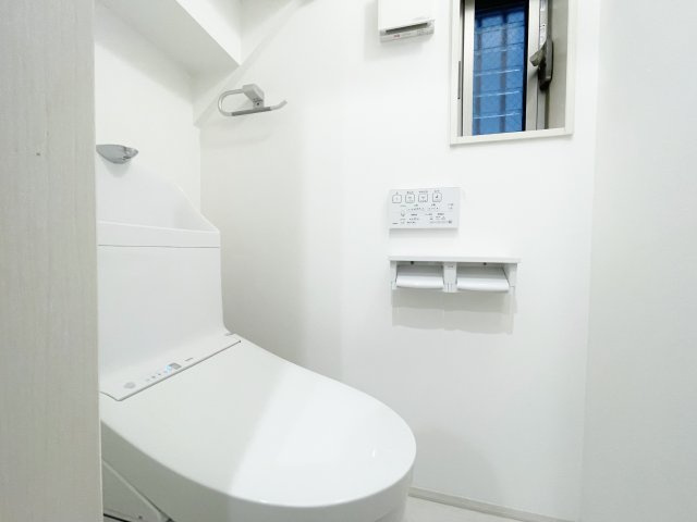 杉並区堀ノ内2丁目のトイレ|トイレも新規交換につき快適です
トイレは1階と3階それぞれに設置しているので忙しい朝にも便利です
小窓を設け明るく衛生的です