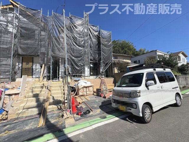 【外観】 | 福岡市東区八田3丁目12期　2号棟（全2棟）【仲介手数料無料・0円】 | 現地写真。プラス不動産販売なら、現場の全ての棟をまとめてご見学頂けます。
