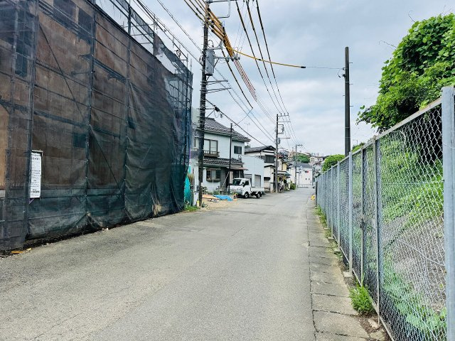八王子市　横川町　新築一戸建て　４５期の前面道路含む現地写真|～北側5.8ｍ道路に面しています～