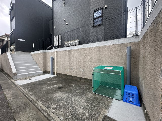 川崎市多摩区生田５丁目のアパートのエントランス