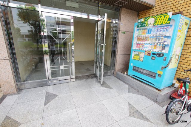 ロイヤルハイツ西淡路パート2　仲介手数料無料のエントランス