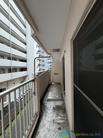 朝日本厚木マンションのバルコニー