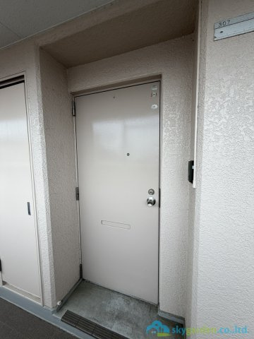 朝日本厚木マンションの玄関