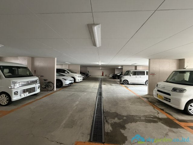 朝日本厚木マンションの駐車場