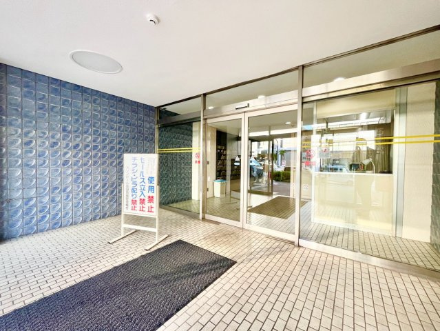 メゾンドール高田馬場のエントランス|2026.08.24撮影

現地ご見学希望・資料請求などお気軽にお問い合わせ下さい！
03-5990-5201