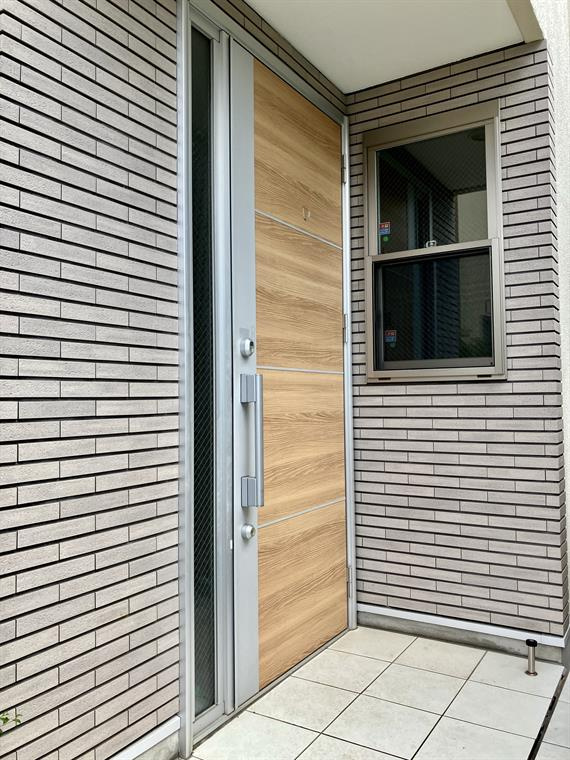 荻窪戸建のエントランス|ゆとりのあるエントランスです