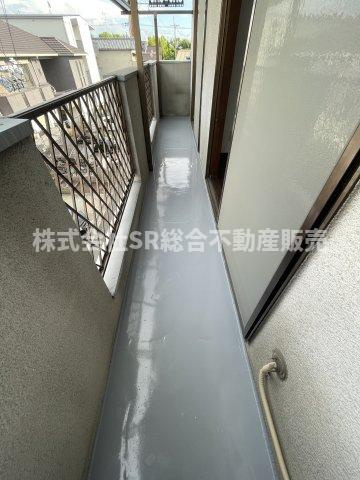 吉松2丁目中古戸建のバルコニー|3Fバルコニーは2部屋にまたがっており使い勝手が良く、陽当たり良好で洗濯物が乾きやすいです！