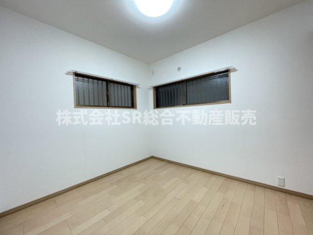 吉松2丁目中古戸建の洋室|1F　4.5帖。シンプルで使いやすい洋室です！