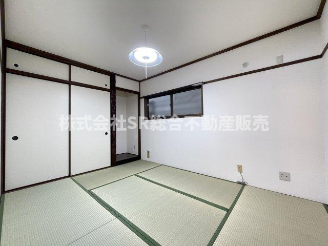 吉松2丁目中古戸建の和室|2F　6.0帖。リビングへの動線が良く使いやすい和室です！