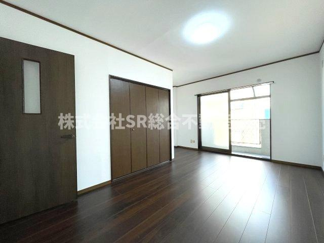 吉松2丁目中古戸建の寝室|3F　8.2帖。落ち着いた雰囲気で寝室にいかがでしょうか？