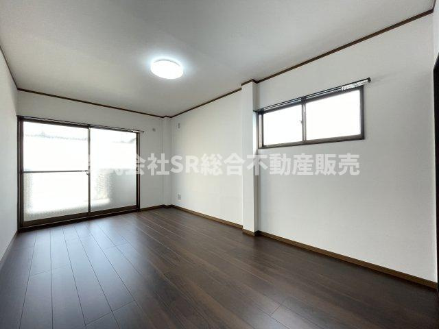 吉松2丁目中古戸建の子供部屋|3F　8.0帖。バルコニーに面した明るい洋室です！