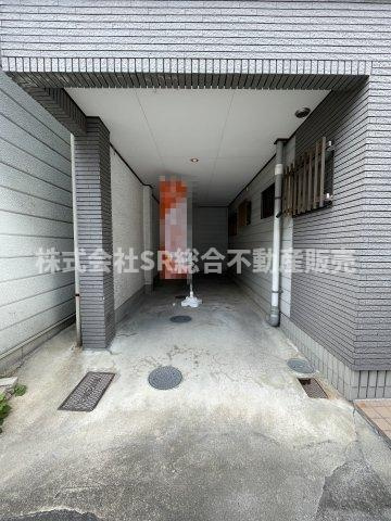 吉松2丁目中古戸建の駐車場|お車をお持ちの方には必要な駐車場はビルトインガレージ1台分（車種による）です！