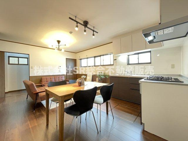 吉松2丁目中古戸建の居間・リビング|ご家族でゆったりくつろげる空間です！（家具はステージングです）