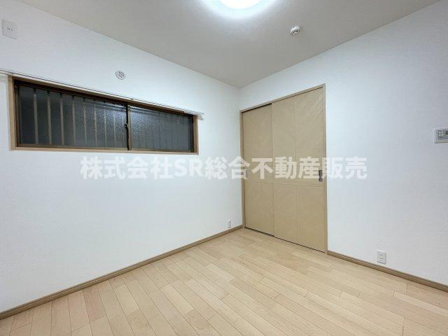 吉松2丁目中古戸建の洋室|収納付きの便利な洋室です！