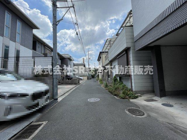 吉松2丁目中古戸建の前面道路含む現地写真|当日予約も大歓迎です！土日祝、雨の日やお子様連れのお客様の送迎も可能ですのでお気になさらずお問合せ下さい。お仕事終わりのお時間にも柔軟に対応致しますのでお気軽にお申し付け下さいませ。