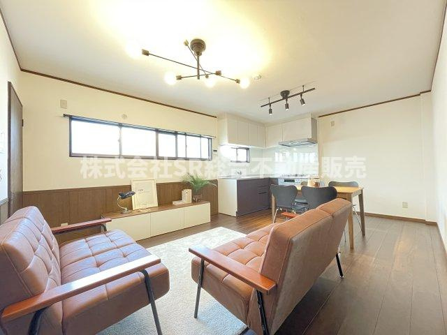 吉松2丁目中古戸建の居間・リビング|2F　13.0帖。ご家族と毎日顔を合わせられる造りでゆったりとお過ごしいただける空間です！（家具はステージングです）