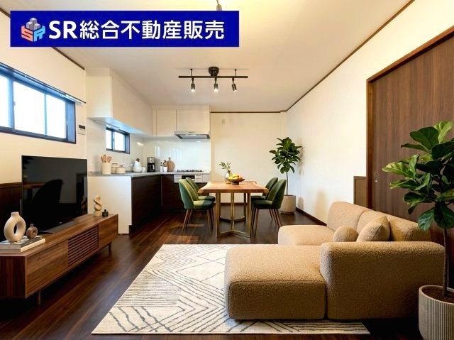 吉松2丁目中古戸建の居間・リビング|2F　13.0帖。ご家族と毎日顔を合わせられる造りでゆったりとお過ごしいただける空間です！（家具はステージングです）