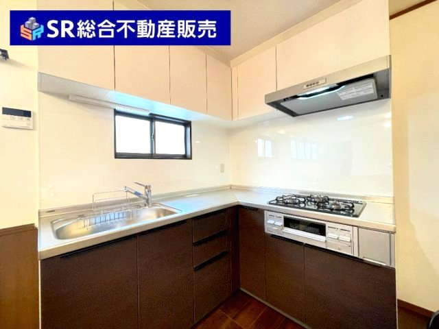 吉松2丁目中古戸建のキッチン|新調いたしました！人気の高いL字型キッチン♪作業スペースが広く快適にお料理できます！