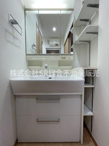 吉松2丁目中古戸建の独立洗面台|温水シャワー付洗面化粧台があり朝の支度も楽々です☆
収納棚もあり使い勝手が良いです！