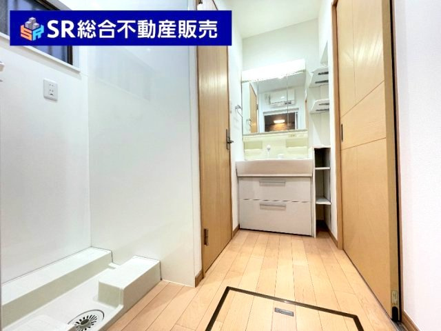 吉松2丁目中古戸建の独立洗面台|温水シャワー付洗面化粧台があり朝の支度も楽々です☆
収納棚もあり使い勝手が良いです！