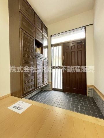 吉松2丁目中古戸建の玄関|シューズボックス付きで整理整頓できます！