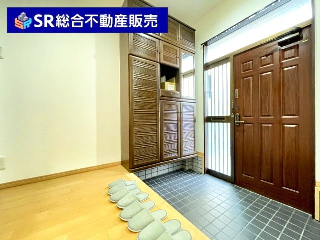 吉松2丁目中古戸建の玄関|シューズボックス付きで整理整頓できます！