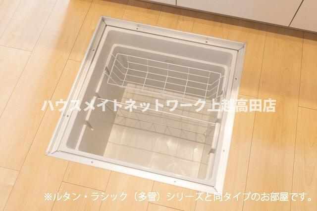 グラン　アクシス　Ⅰの収納|床下収納（参考室内写真ルタン・ラシック（多雪）と同タイプ）