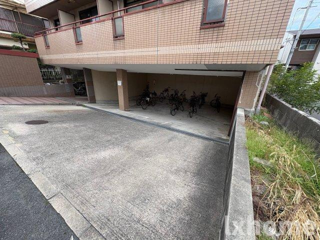 ハイツ茨木の駐車場