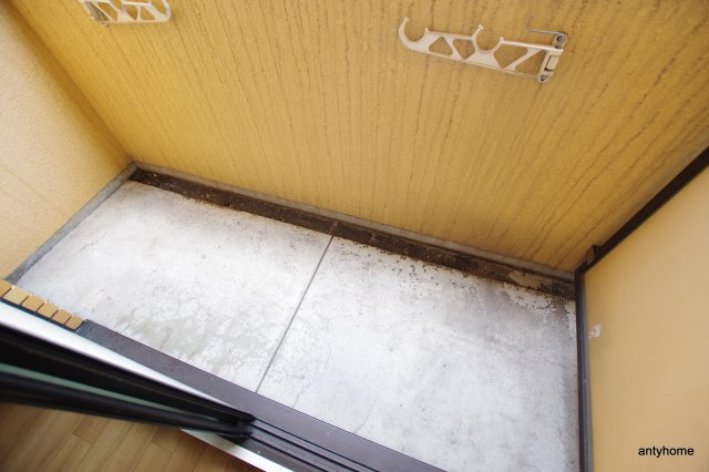 ロイヤルハイツ西淡路パート2　仲介手数料無料のバルコニー