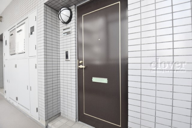 【その他共用部分】 | メゾン文京関口Ⅱ | 皆様をお迎えする、お部屋の玄関ドア。開けやすさや開放角度、ドアノブの操作しやすさや鍵の形状などを、現地で一度ご確認ください。～即日のご見学可能～　お問合せはお気軽にどうぞ。