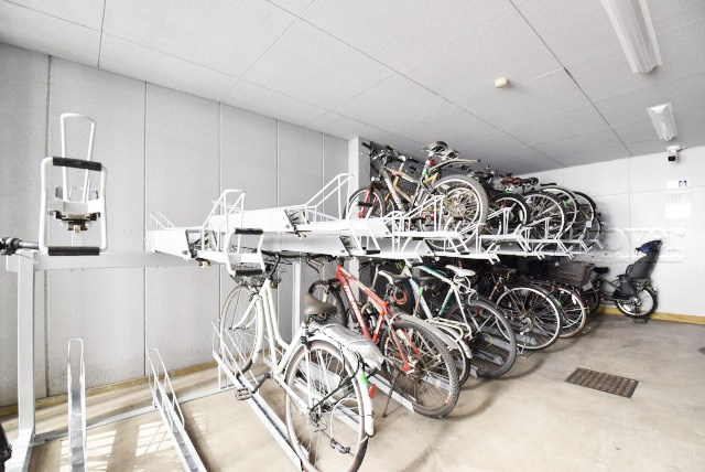 【駐輪場】 | メゾン文京関口Ⅱ | 自転車置き場。マンションの共用部にあたります。空きの有無や駐輪料金、各戸の台数制限などについては、改めてお問い合わせください。～即日のご見学可能～　お問合せはお気軽にどうぞ。
