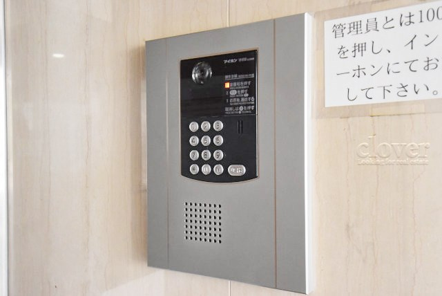 【防犯設備】 | メゾン文京関口Ⅱ | 部外者の出入りを規制するオートロックの操作盤。「マンションに欲しいセキュリティ」の筆頭格です。これがあるだけで、安心感はひときわ増します。～即日のご見学可能～　お問合せはお気軽にどうぞ。
