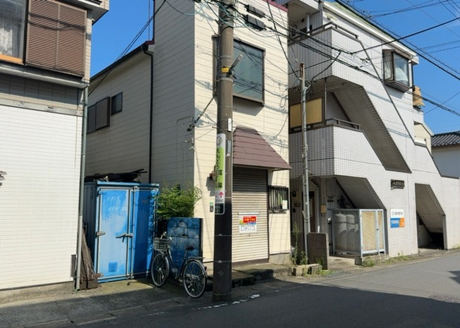 【外観】 | 土地購入を検討されている場合、境界杭がない状態で購入してしまうと境界確定測量をする必要があり、費用がかかります。購入の前に、売主、隣土地所有者立ち合いのもと境界を確定し境界杭を設置するのがベストです。